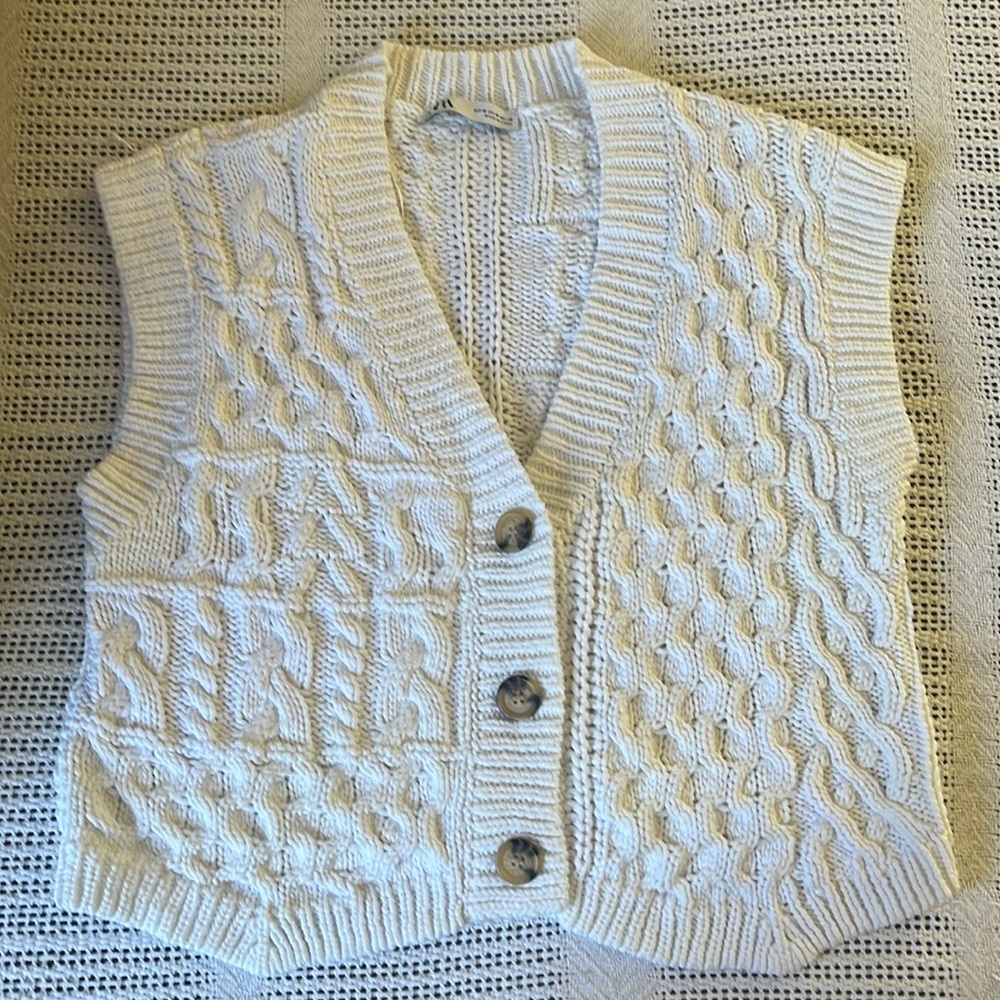 The vest is thick and runs a little big, it fits more like a large.